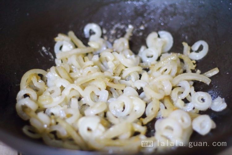 被大家丢弃的肉皮，加两种食材炒一炒，立马变成抢手的下饭菜