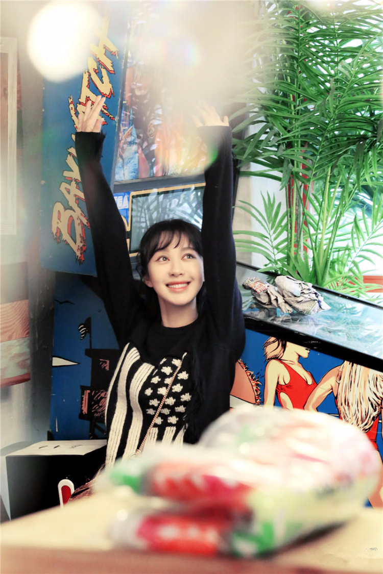 李菲儿拍青春时尚写真 甜美靓丽皮肤白皙