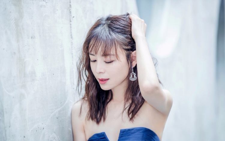 张静初优雅写真，成熟美人魅力