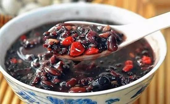 头发油、头皮痒、还大把脱发？其实是这种东西吃多了…