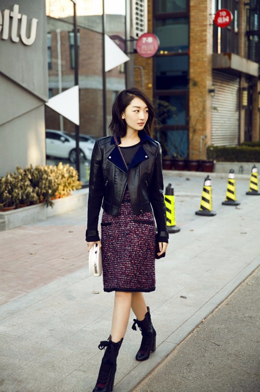 周冬雨异国时尚街拍图片 诠释完美英伦风