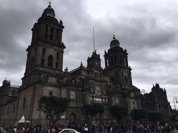 世界上海拔最高的都市区，名字与国家相同的城市