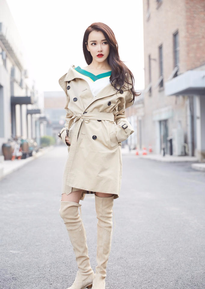 黄一琳时尚街头大片 冷感驾驭极端反差