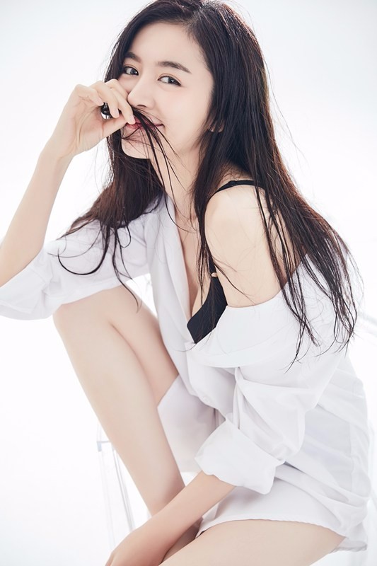 赵多娜拍湿发诱惑写真 长腿很抢镜