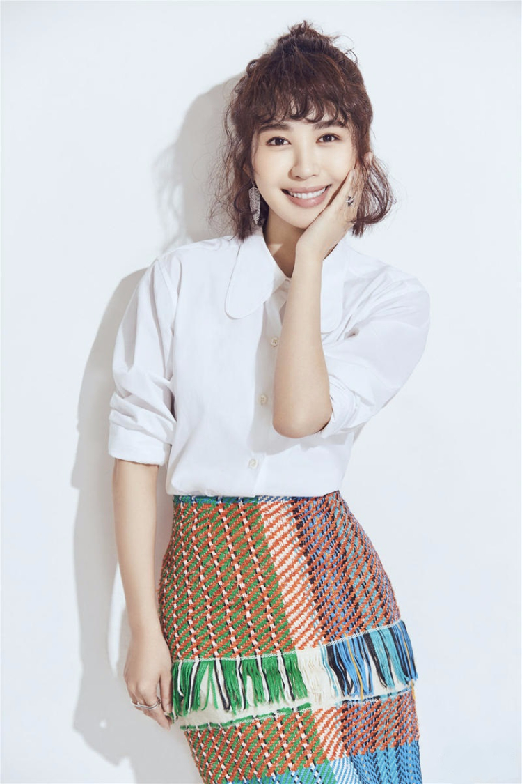 李菲儿卷发时尚写真 尽显可爱俏皮一面