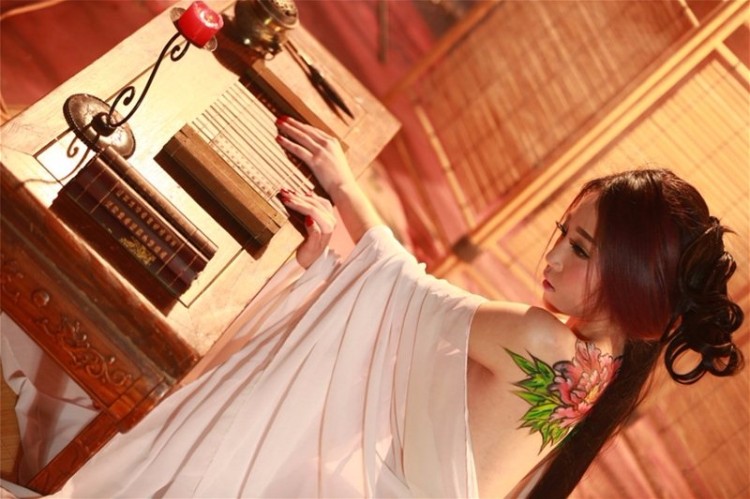 男女神李千伊化身“艳鬼” 躺床展媚功