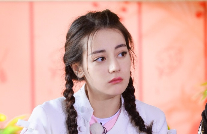 迪丽热巴化身呆萌小护士 双马尾辫萌萌哒