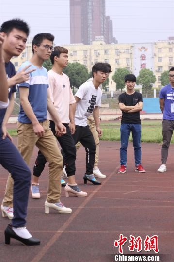 高校男生穿高跟鞋短跑:体味为人母之不易