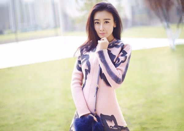 毛俊杰优雅甜美写真 面容精致尽显国际范