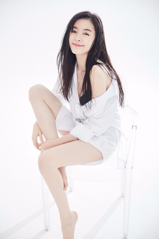 赵多娜拍湿发诱惑写真 长腿很抢镜