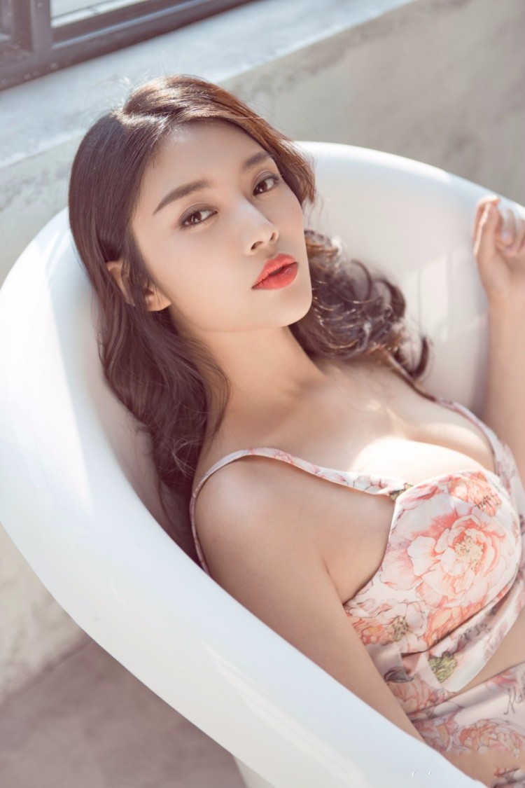 徐冬冬大尺度写真酥胸半露 令人想入非非