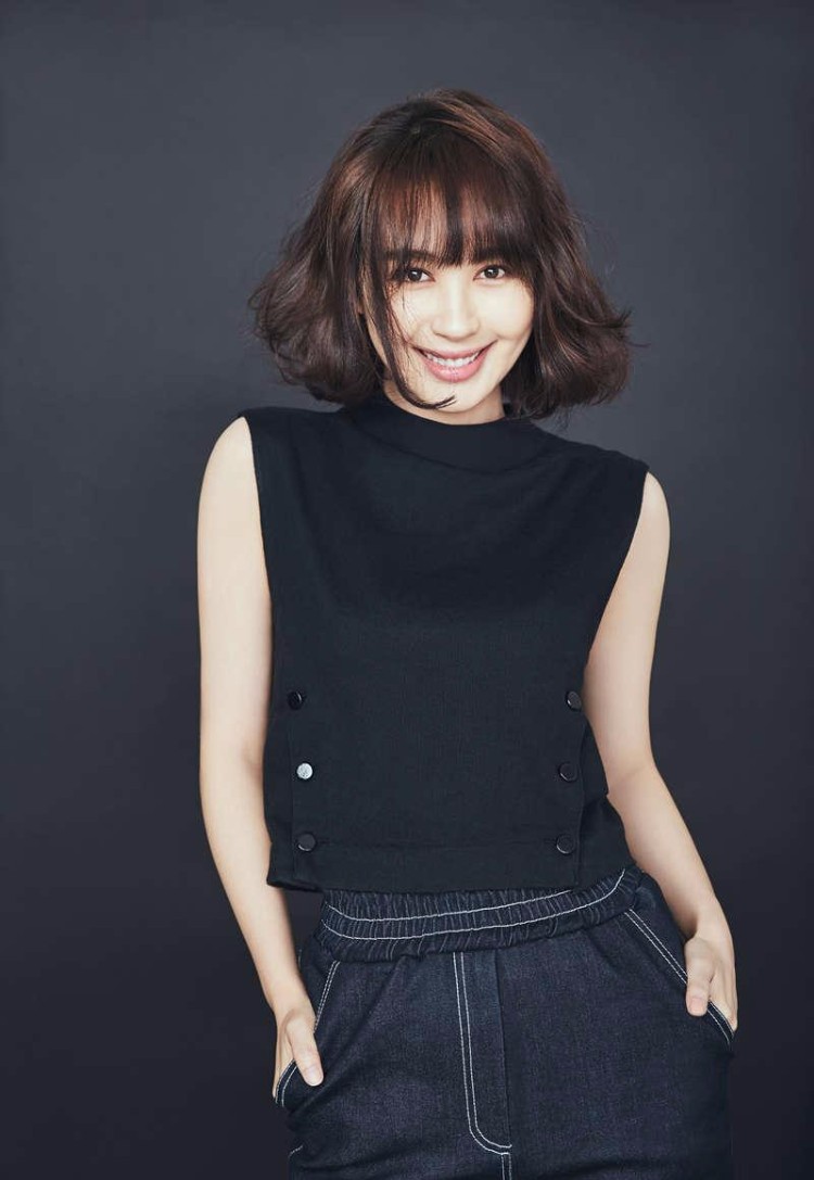 李菲儿全新黑白美照 有“中国好女友”的美赞