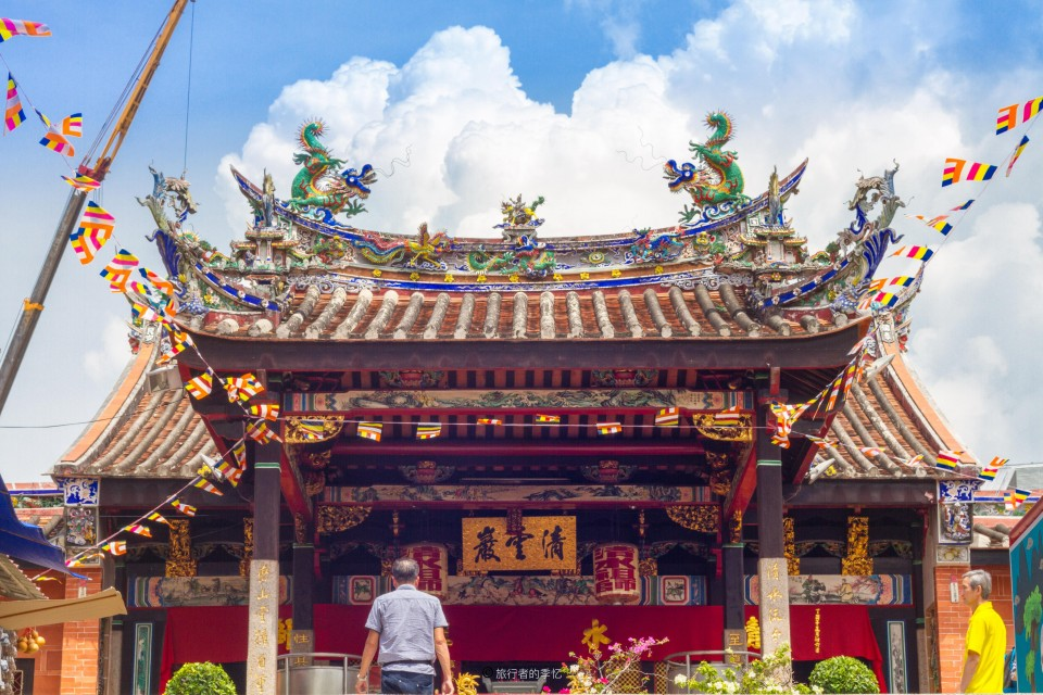 几万条毒蛇在城市寺庙中 百年来从不伤人