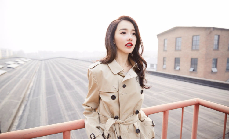 黄一琳时尚街头大片 冷感驾驭极端反差