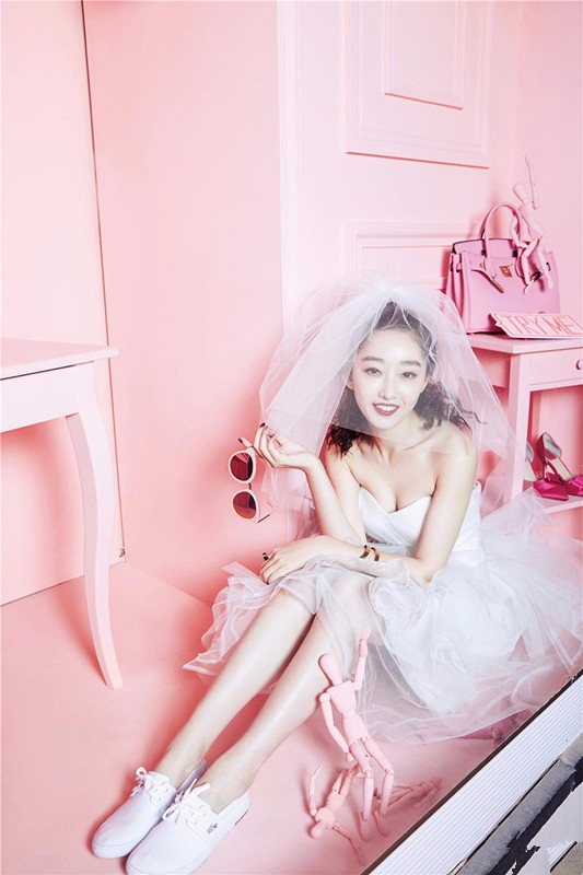 蒋梦婕杂志梦幻写真　公主造型出镜展示熟女气质