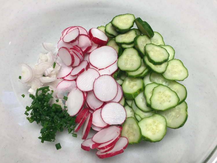 夏季清凉的红萝卜青瓜沙拉