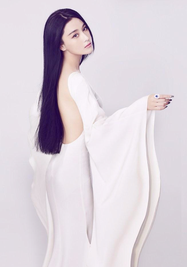 张馨予杂志封面写真 尽显御姐女神范