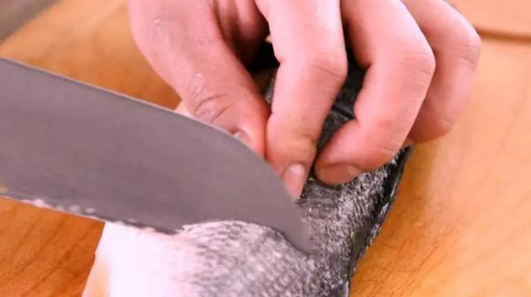 清蒸鲈鱼——蒸鱼好吃又不腥的小秘密都在这里了