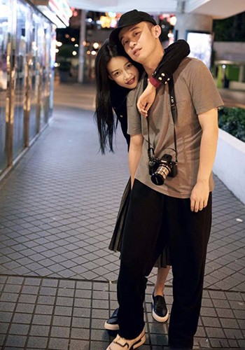 董子健孙怡情侣档登封面 甜蜜宣布：我们要结婚啦