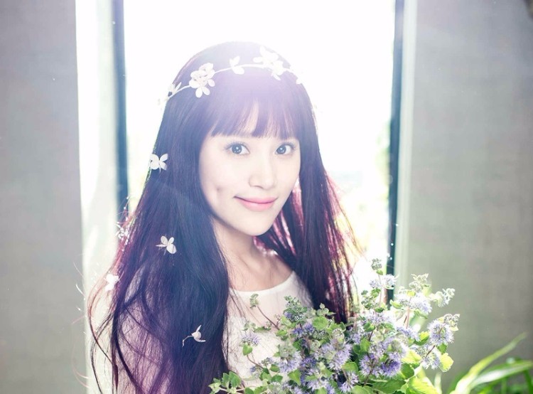 蔡蝶化身“花仙子” 肤白灵动气质甜美