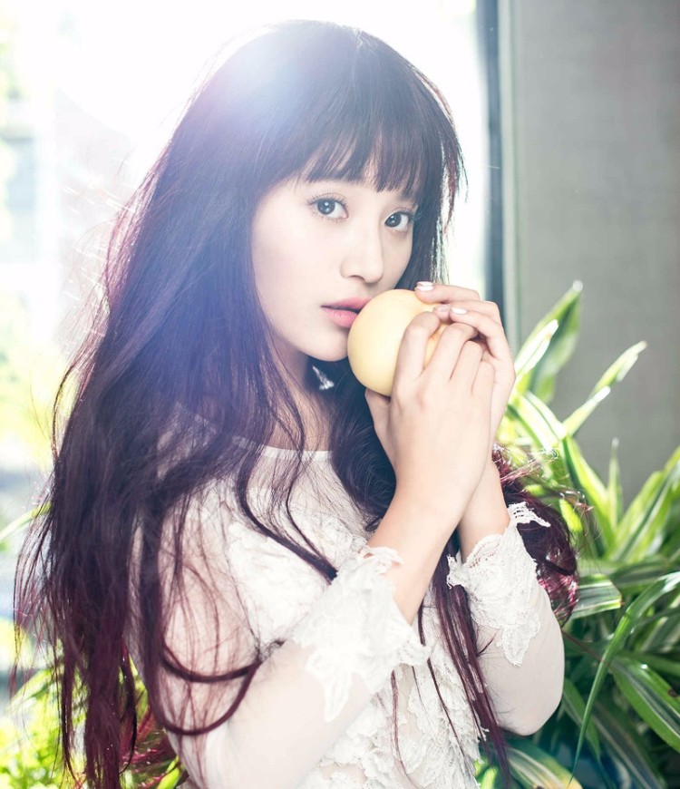 蔡蝶化身“花仙子” 肤白灵动气质甜美