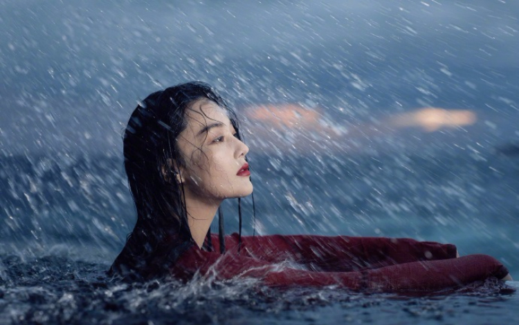 张馨予夏日清凉大片 水中湿身写真