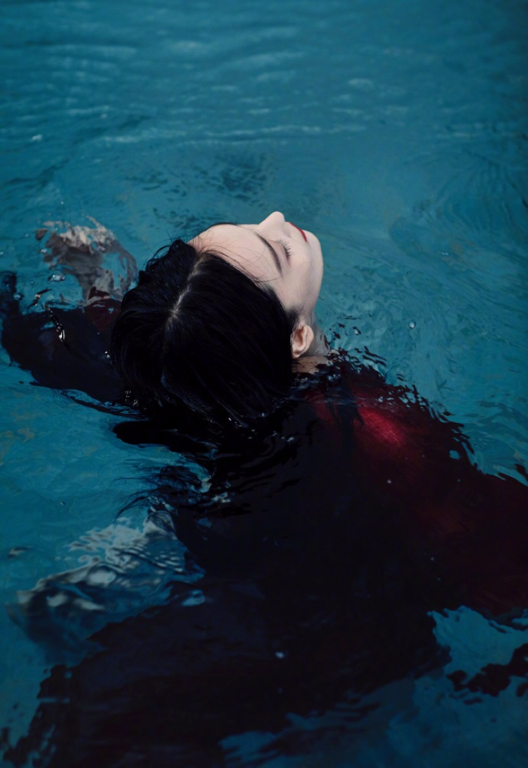 张馨予夏日清凉大片 水中湿身写真