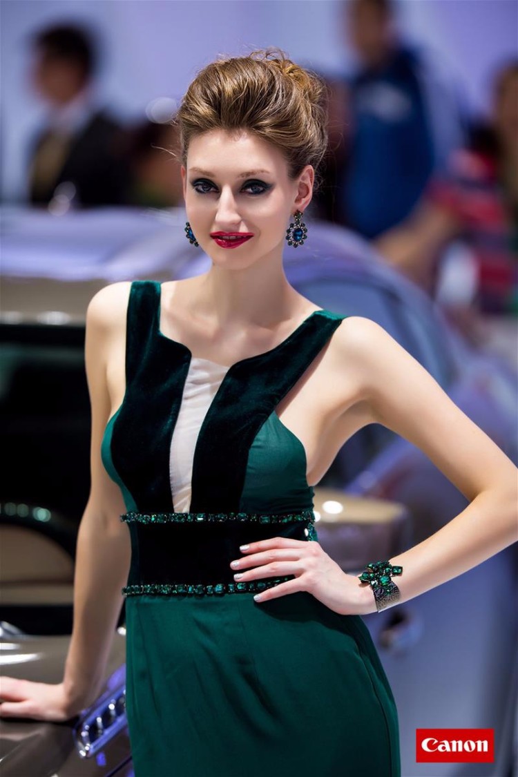 美艳车模正在来袭 你还在犹豫什么