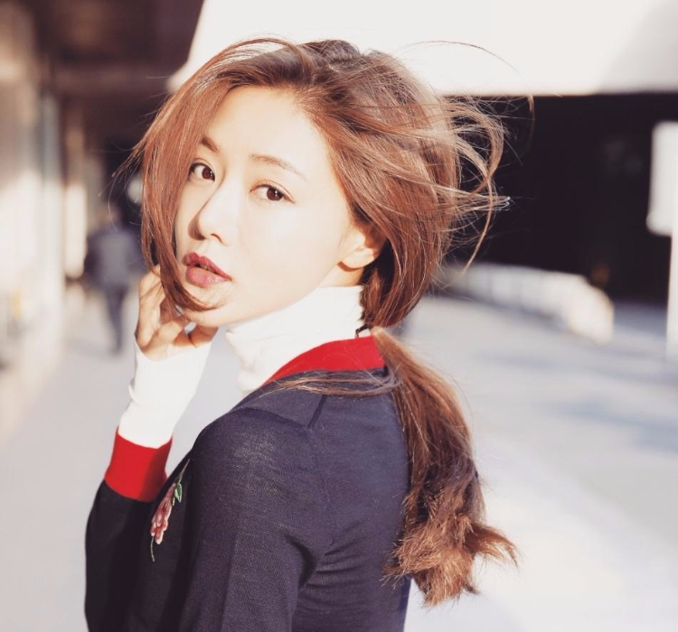 邓家佳优雅迷人的街拍图片 完美演绎多重活力