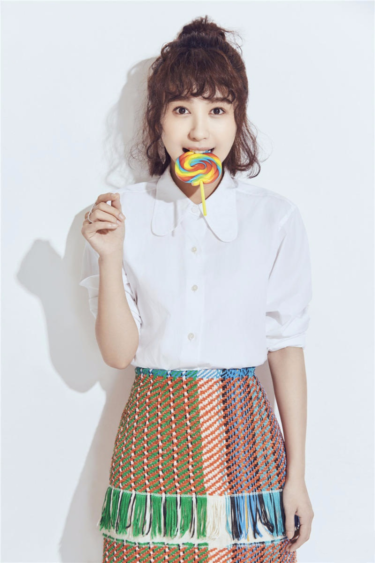 李菲儿卷发时尚写真 尽显可爱俏皮一面