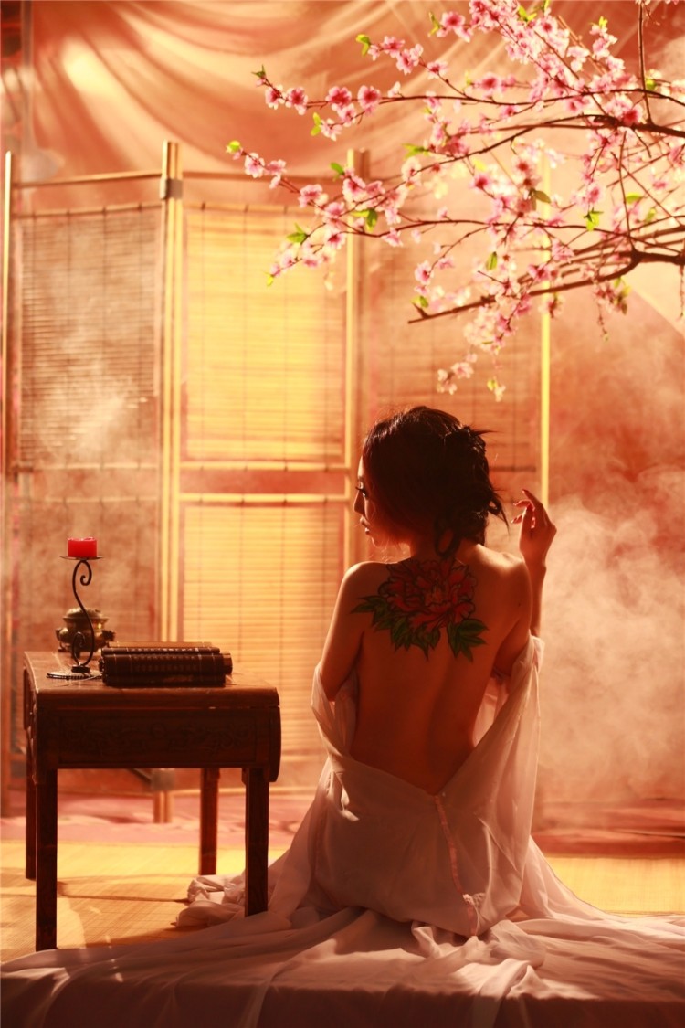 男女神李千伊化身“艳鬼” 躺床展媚功