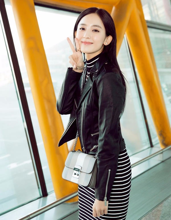 古力娜扎简约造型的机场街拍