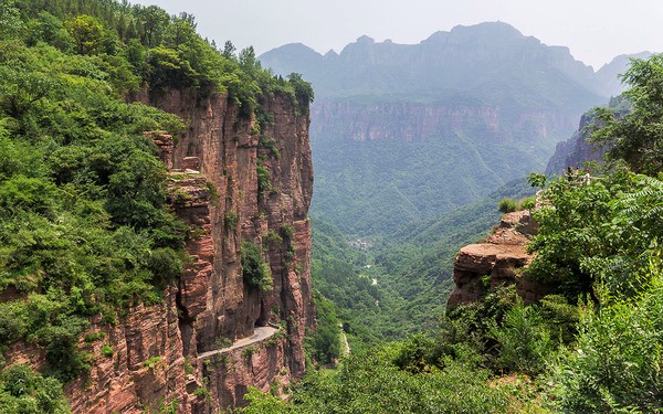 13名村民在悬崖上凿了一条路，堪称世界第九大奇迹