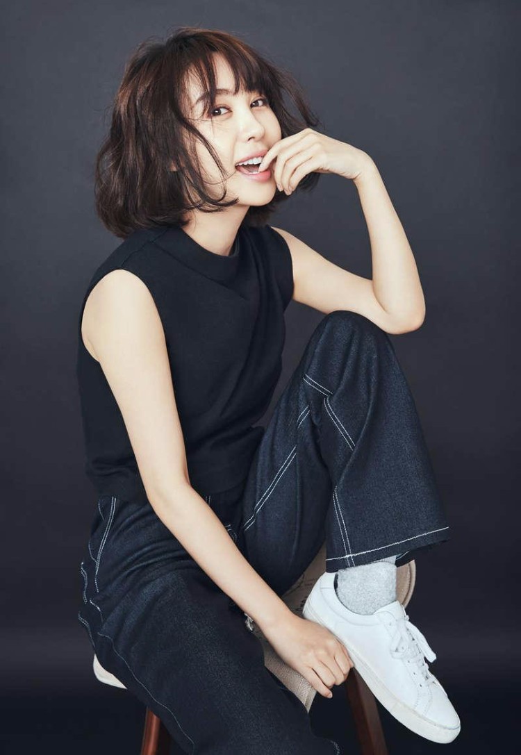 李菲儿全新黑白美照 有“中国好女友”的美赞