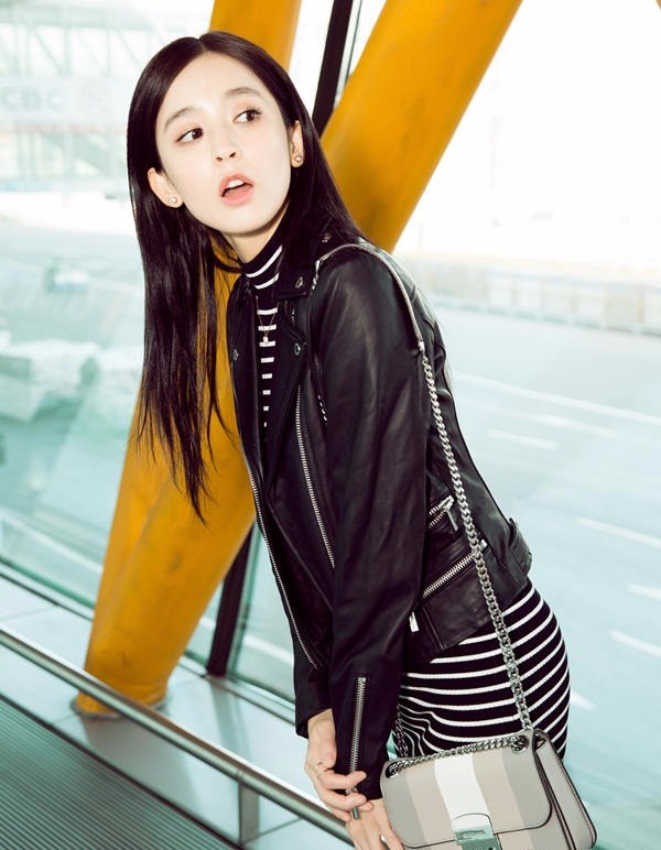 古力娜扎简约造型的机场街拍