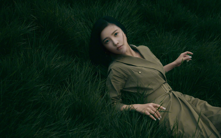 杨子姗恬静文艺写真