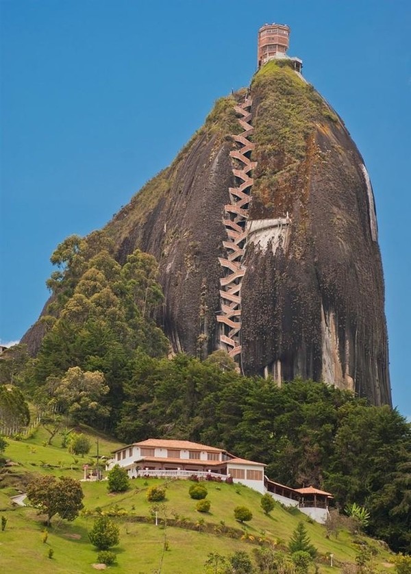 一块万吨巨石，引得游客蜂拥而来