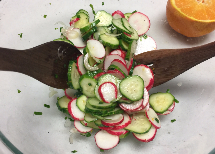 夏季清凉的红萝卜青瓜沙拉