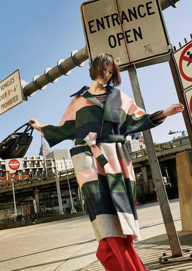 美女明星张俪腰细腿长时尚写真