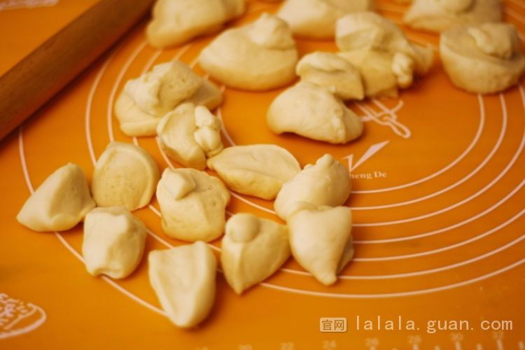 这样做的小面包不仅颜值好，味道更没得说，当早餐或下午茶都很赞