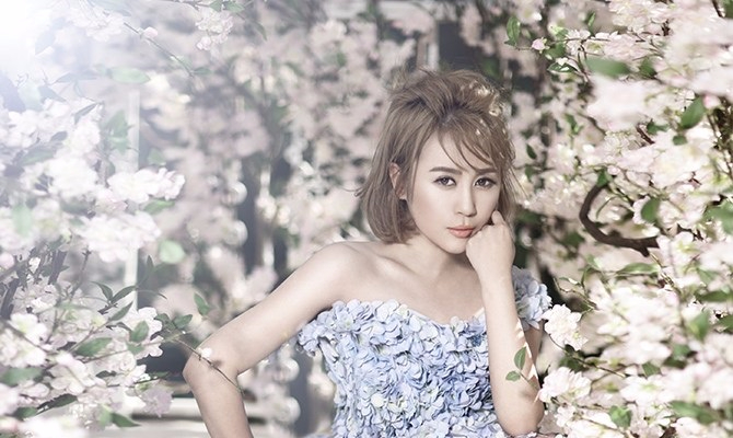 马丽清新唯美写真 精致长裙露白皙香肩和大长腿