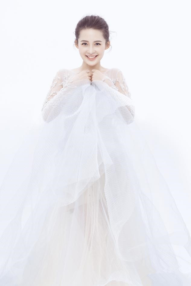 李沁拍摄新大片 双眸灵动特清新