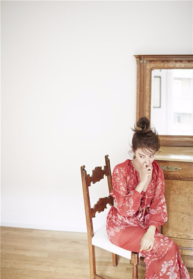 张雨绮登《嘉人》封面　修长双腿尽显性感姿态