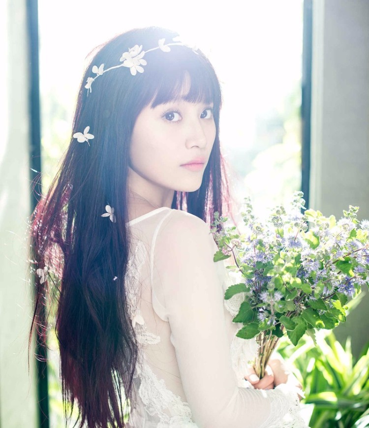 蔡蝶化身“花仙子” 肤白灵动气质甜美