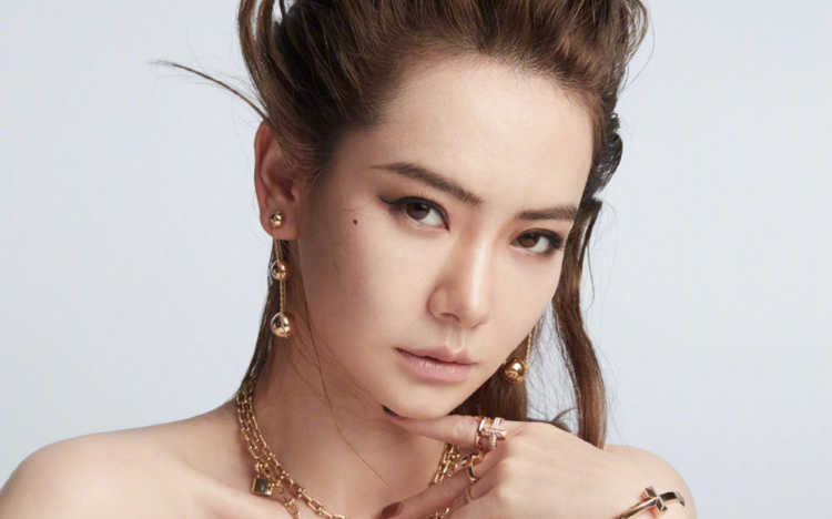 戚薇湿发烟熏妆写真