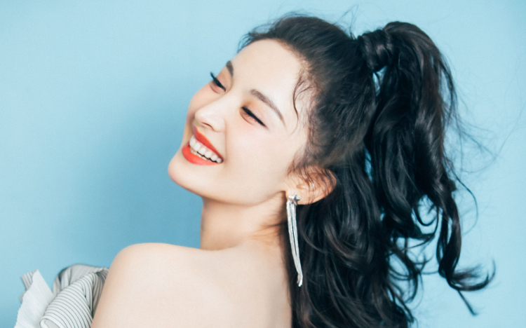 古力娜扎甜美俏丽写真