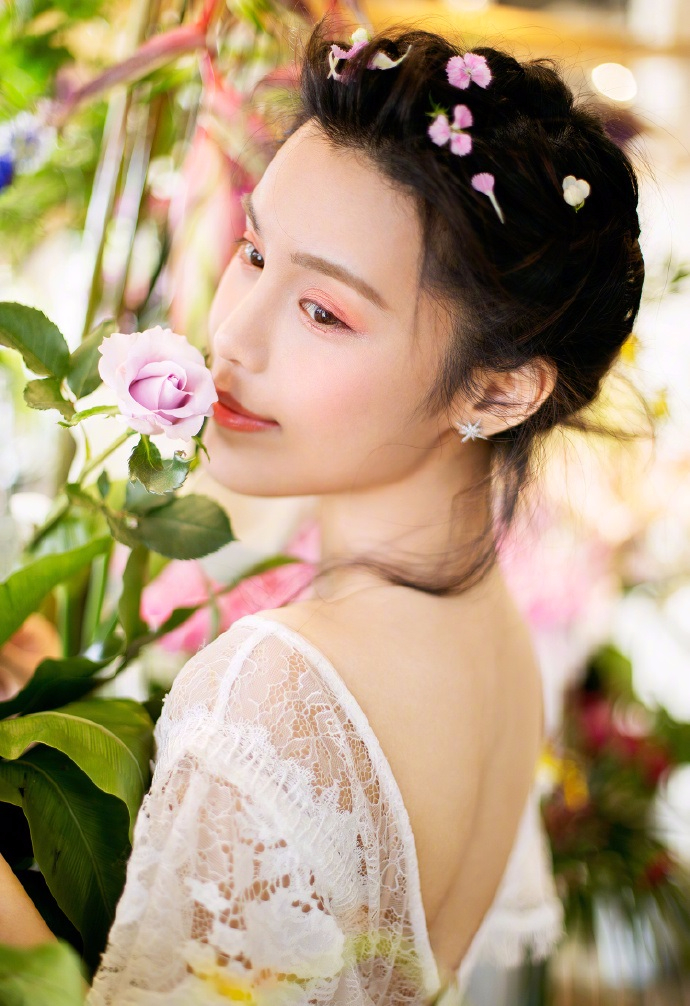 韩丹彤花仙子写真 清新桃花妆配白色蕾丝裙