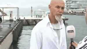 年轻人做事只考虑自个，顺手就把车子放在路中间，这让后边的车怎么通过