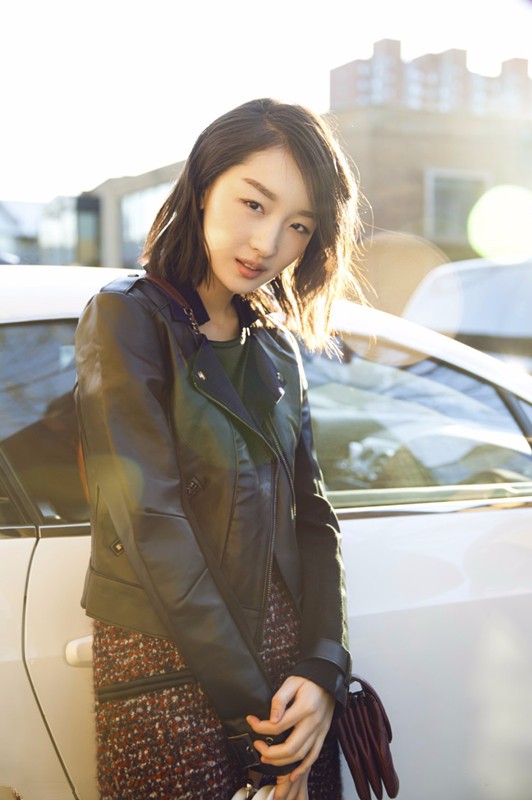 周冬雨异国时尚街拍图片 诠释完美英伦风