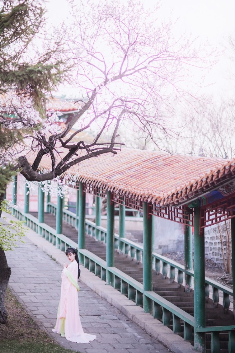 清纯刘海古装裙美女 清新活泼有少女气质